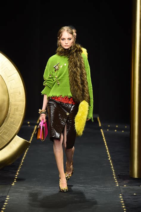 sfilata versace autunno inverno 2017|Versace: gli abiti indimenticabili visti in passerella .